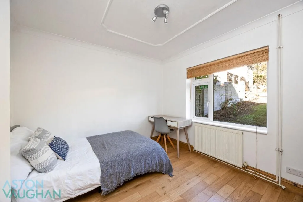5 bedroom semi-detached house for rent