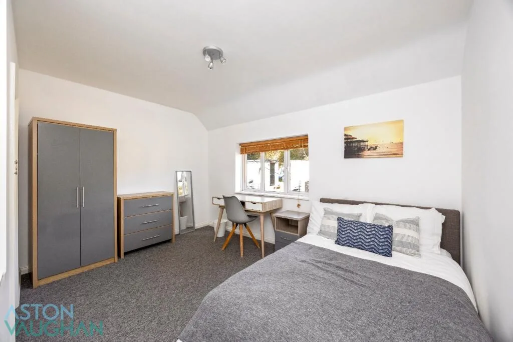 5 bedroom semi-detached house for rent