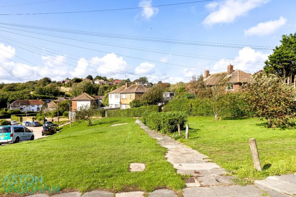 5 bedroom semi-detached house for rent