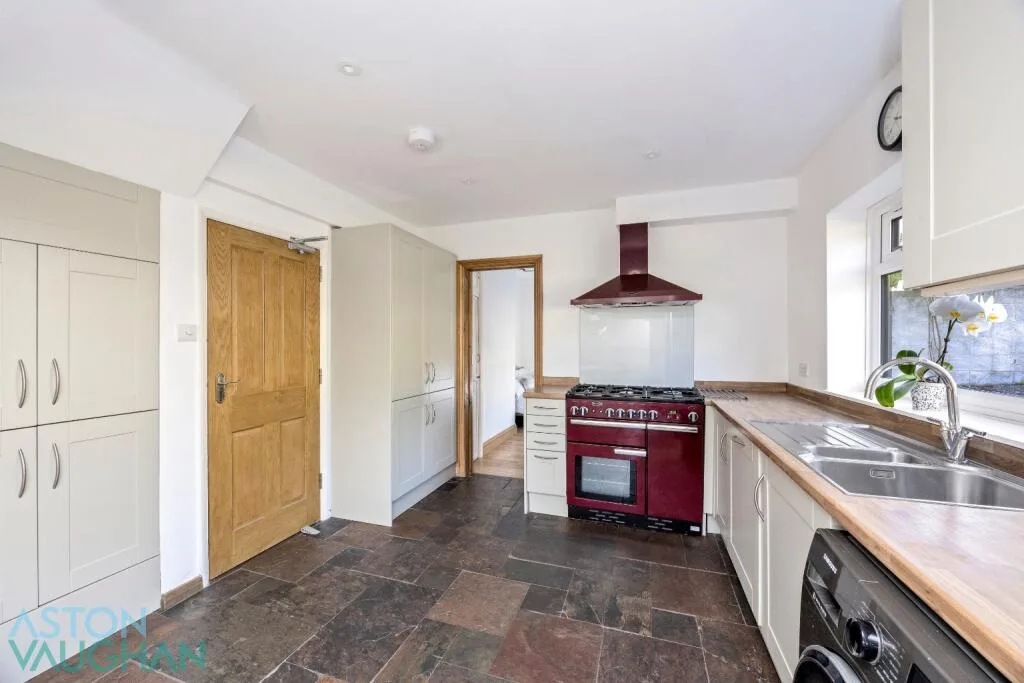 5 bedroom semi-detached house for rent