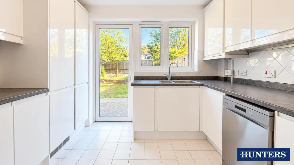 4 bedroom end of terrace house for rent