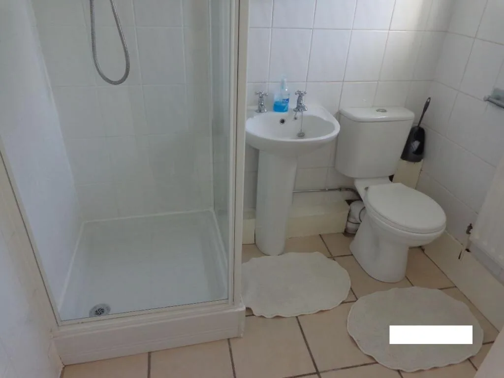 5 bedroom semi-detached house for rent