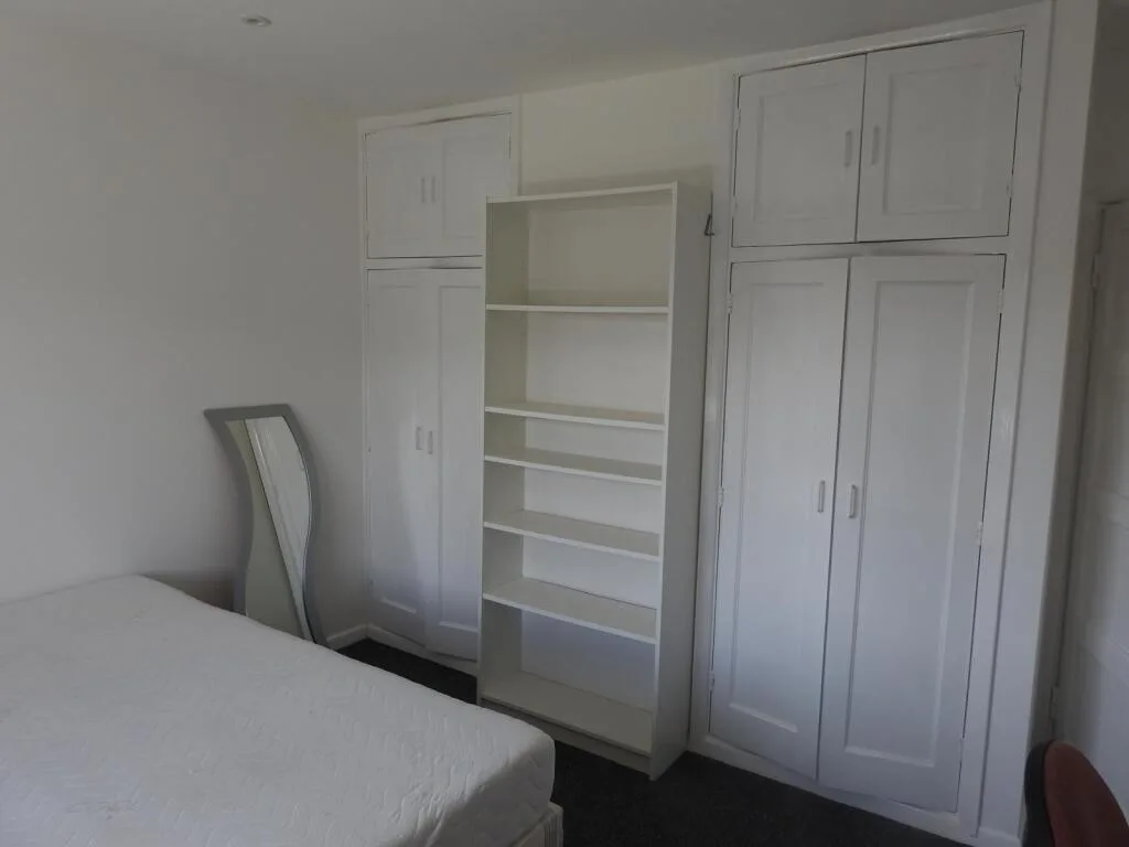 5 bedroom semi-detached house for rent