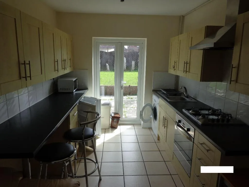 5 bedroom semi-detached house for rent