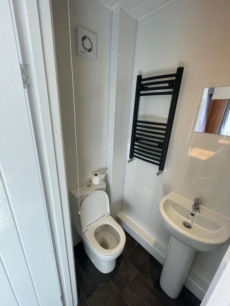 5 bedroom semi-detached house for rent