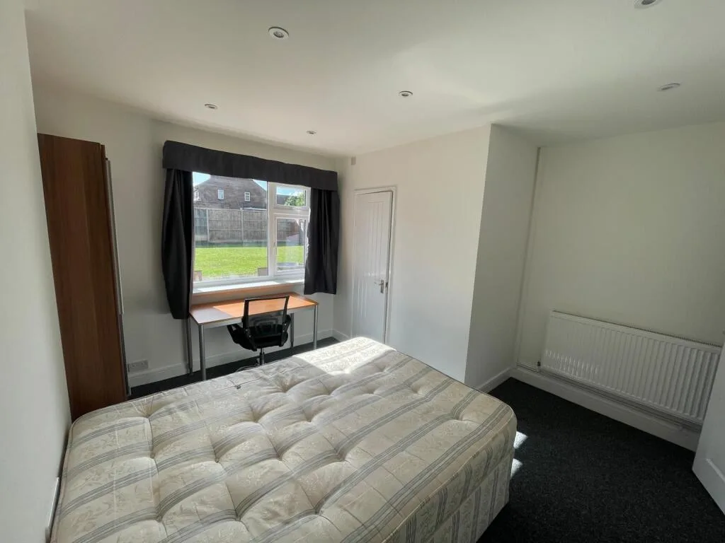 5 bedroom semi-detached house for rent