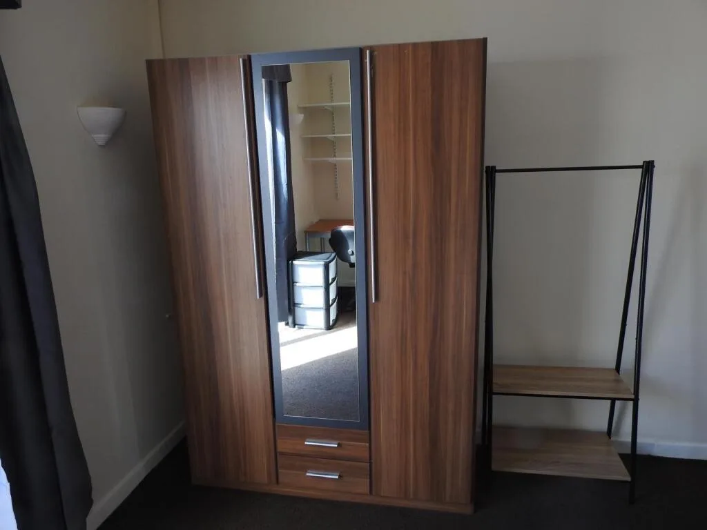 5 bedroom semi-detached house for rent