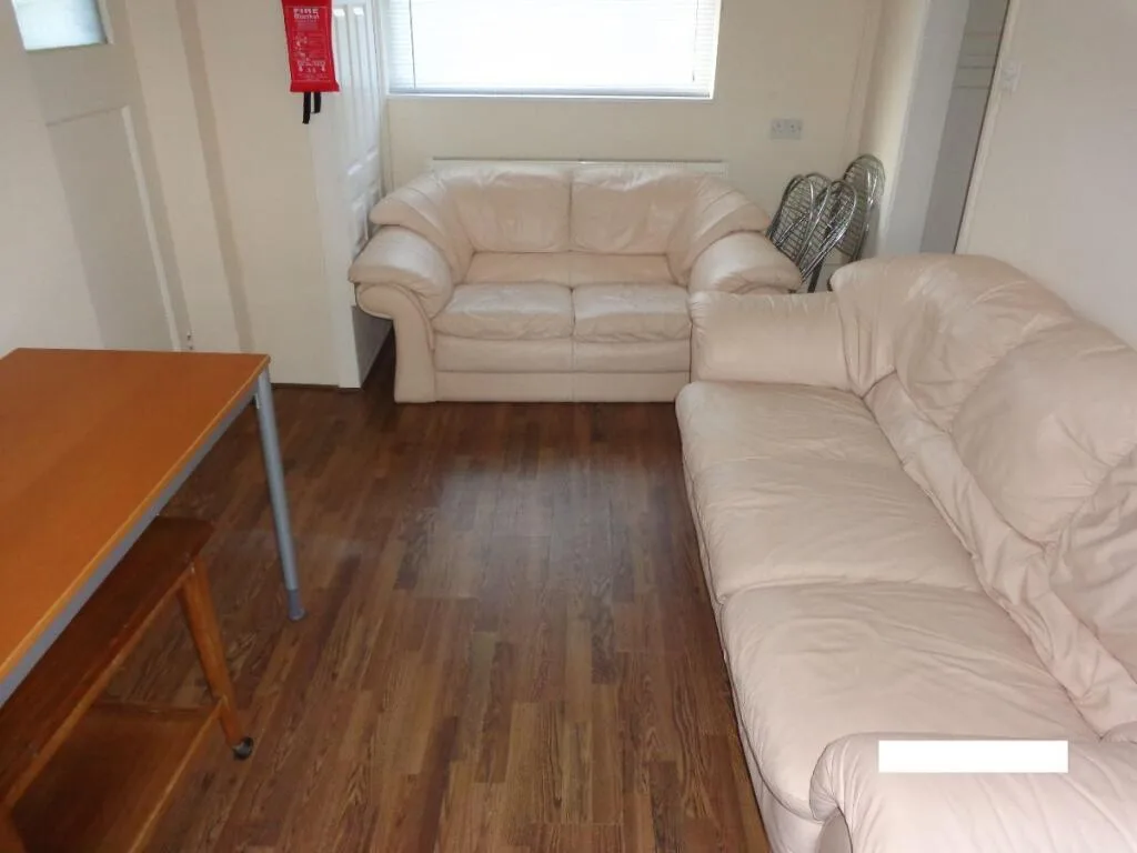 5 bedroom semi-detached house for rent