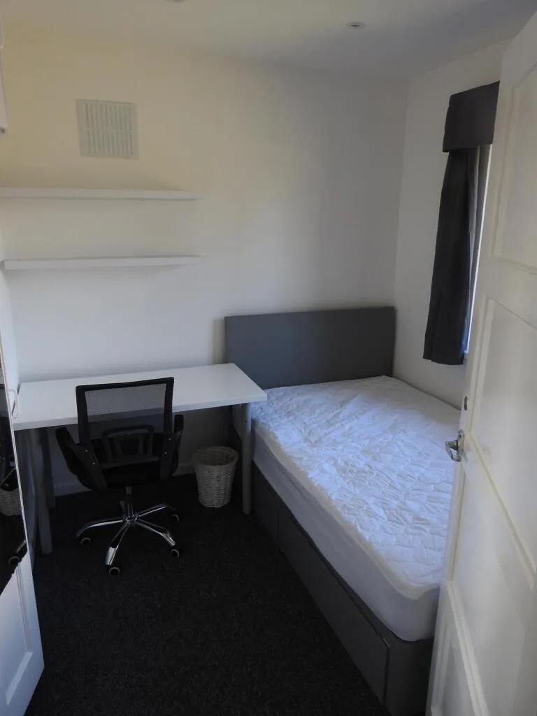 5 bedroom semi-detached house for rent