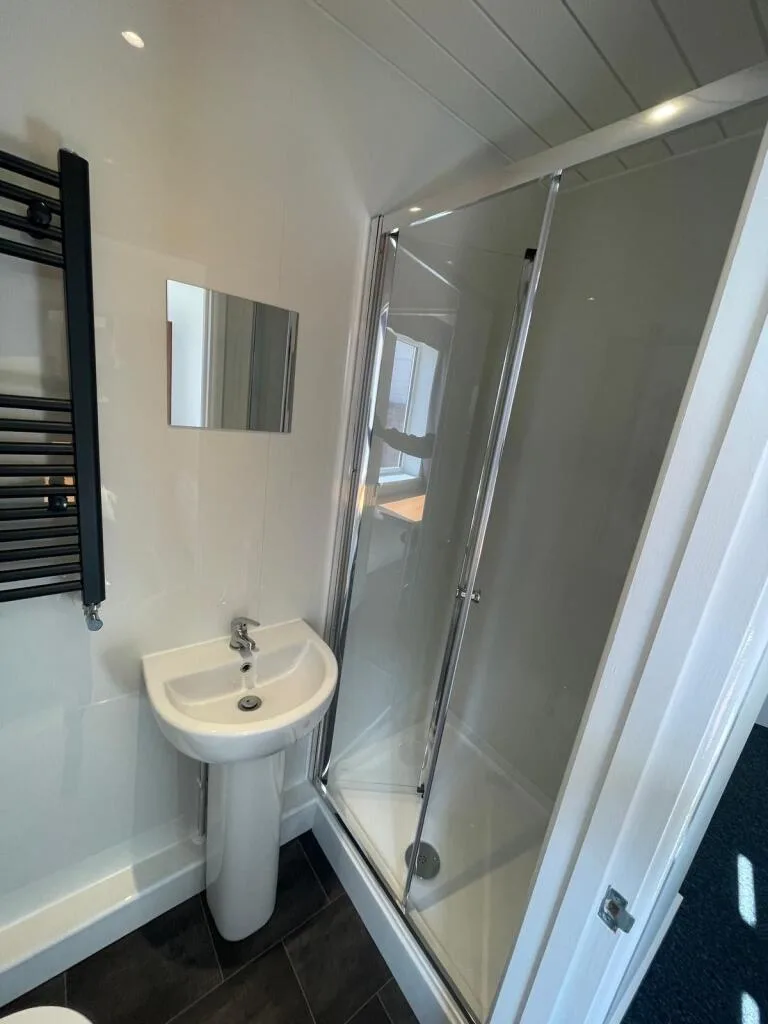 5 bedroom semi-detached house for rent