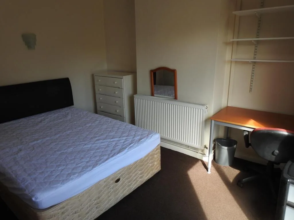 5 bedroom semi-detached house for rent