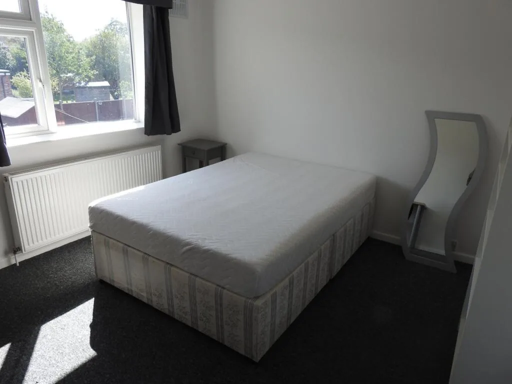 5 bedroom semi-detached house for rent