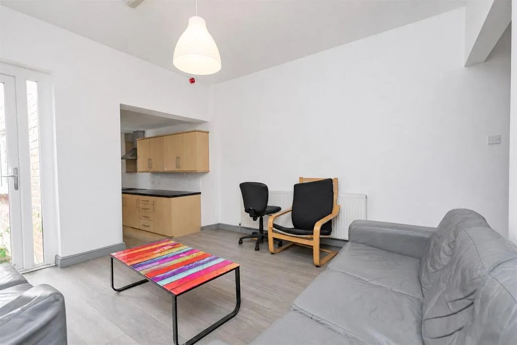 6 bedroom house for rent