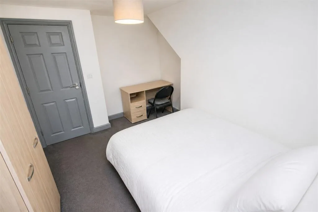 6 bedroom house for rent