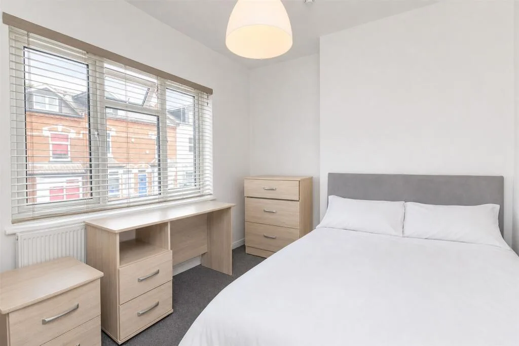6 bedroom house for rent