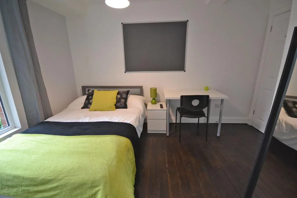 6 bedroom semi-detached house for rent