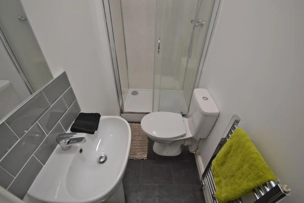 6 bedroom semi-detached house for rent