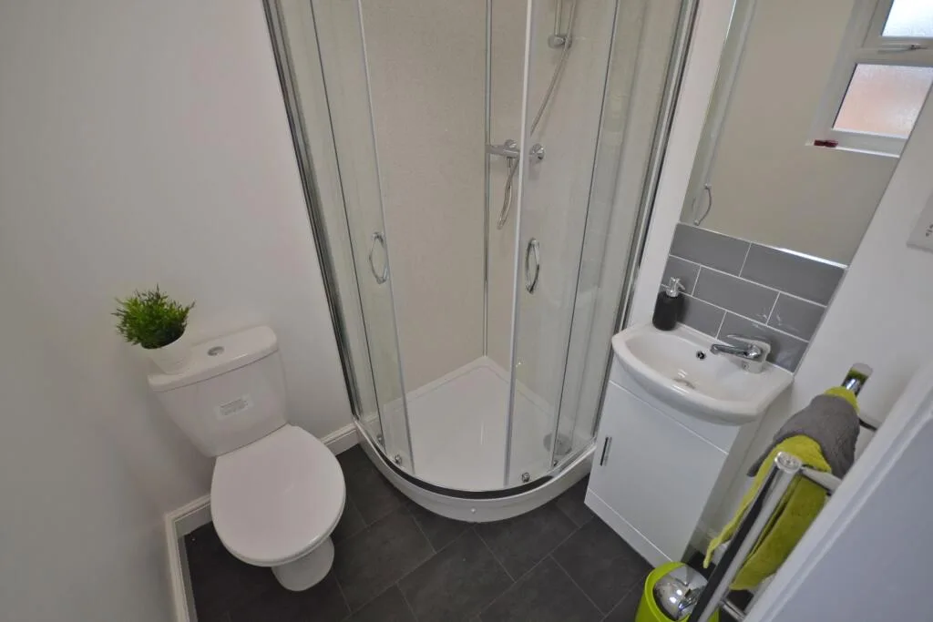6 bedroom semi-detached house for rent