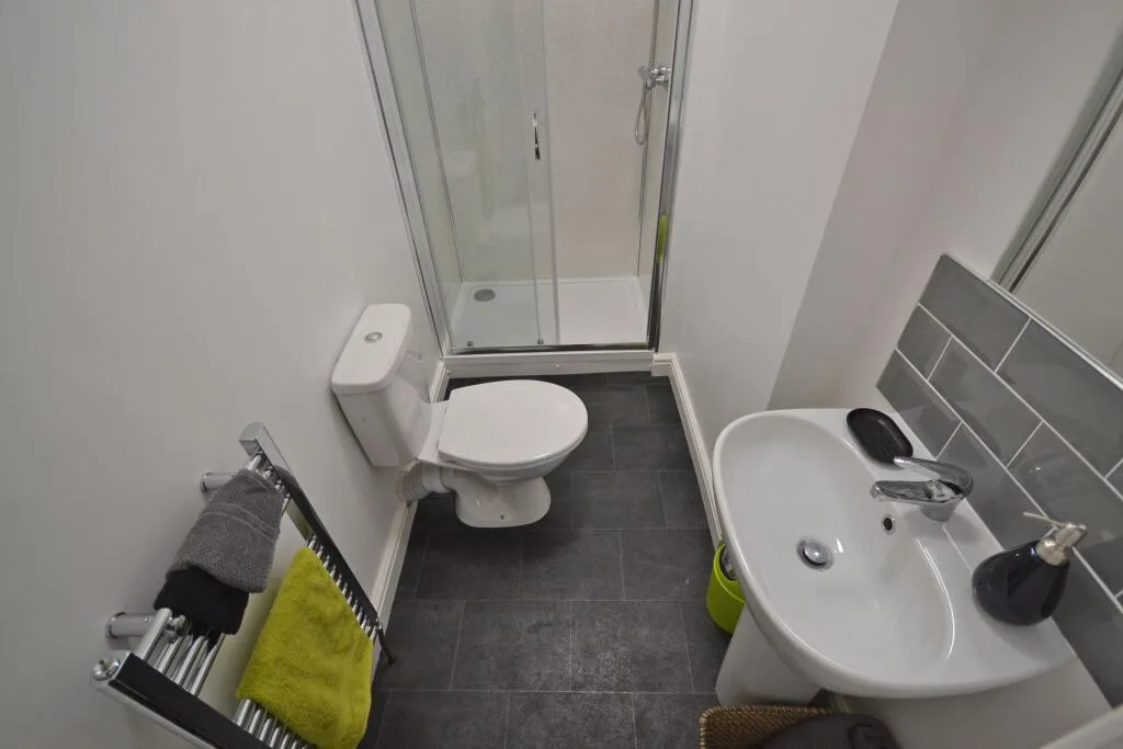 6 bedroom semi-detached house for rent