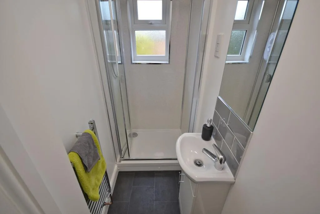 6 bedroom semi-detached house for rent