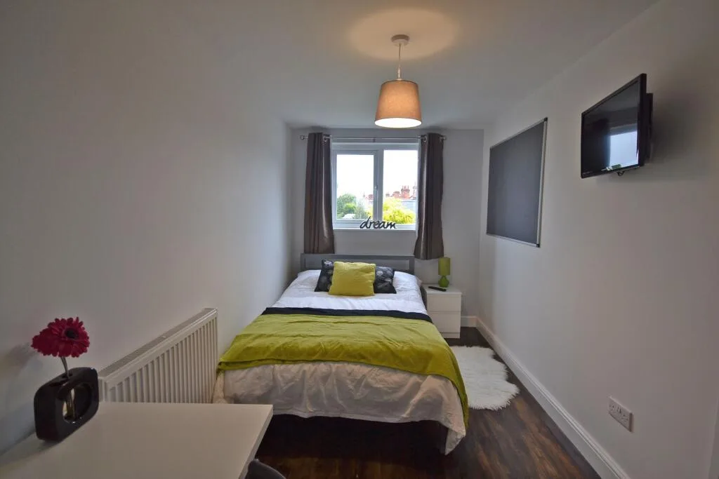 6 bedroom semi-detached house for rent