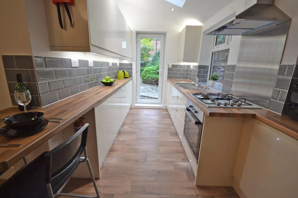 6 bedroom semi-detached house for rent