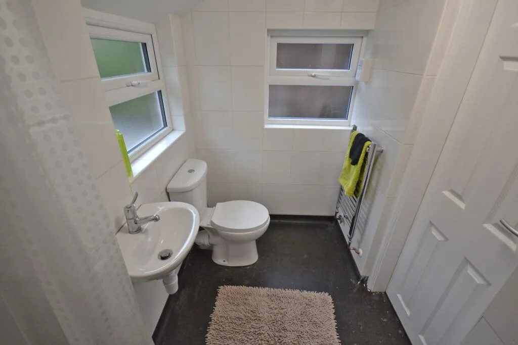 6 bedroom semi-detached house for rent