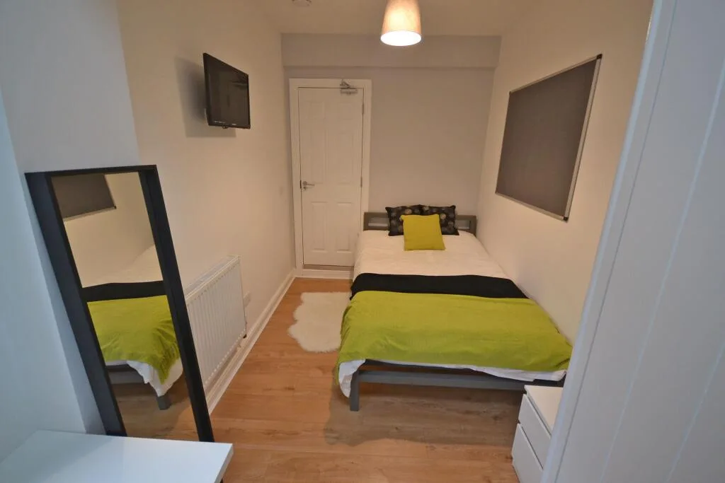 6 bedroom semi-detached house for rent