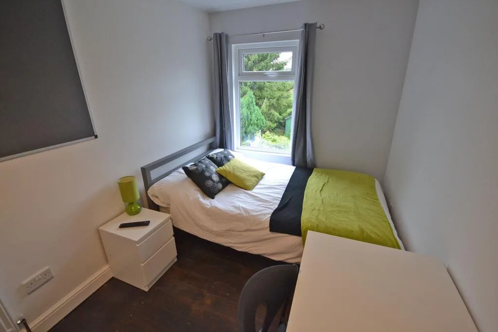 6 bedroom semi-detached house for rent