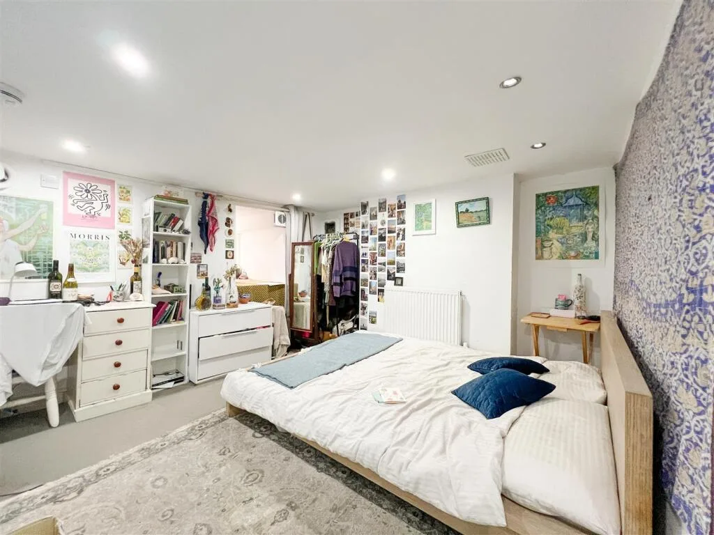 5 bedroom terraced house for rent
