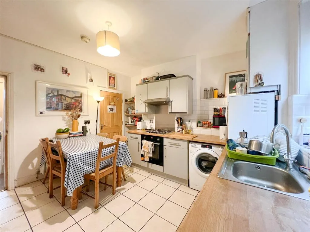 5 bedroom terraced house for rent