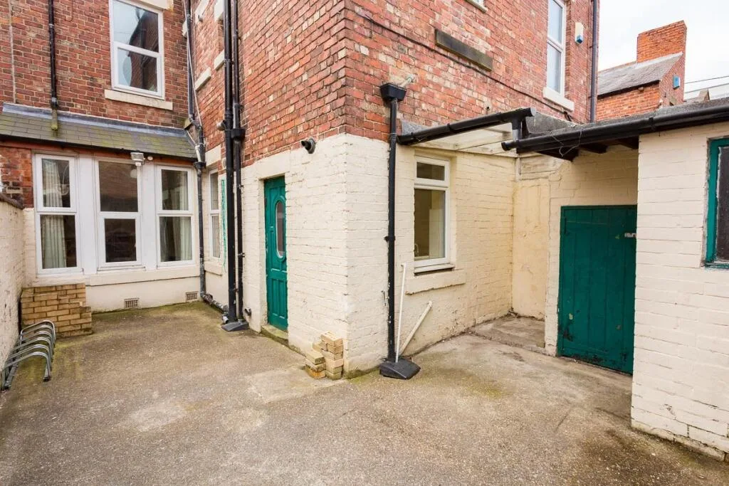 6 bedroom house for rent
