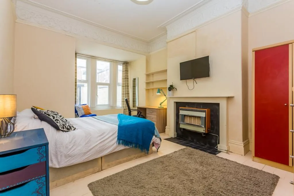 6 bedroom house for rent