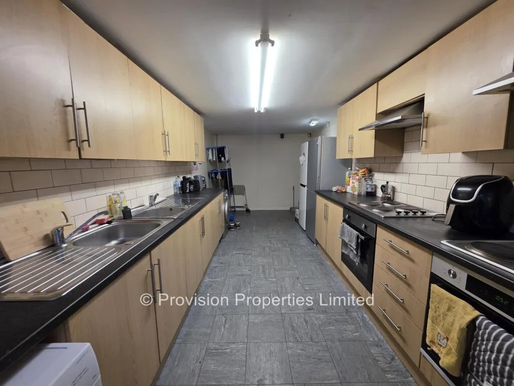8 bedroom terraced house for rent