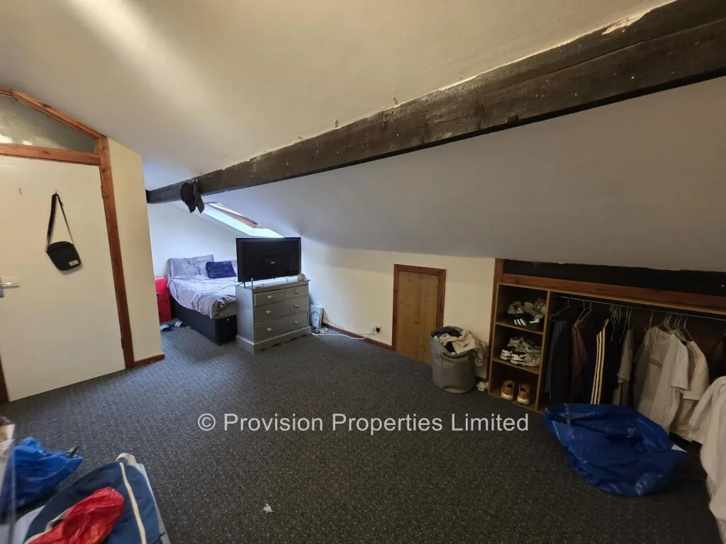 8 bedroom terraced house for rent