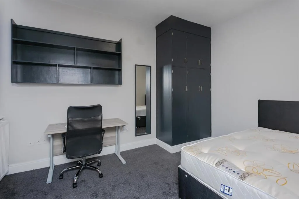 5 bedroom end of terrace house for rent