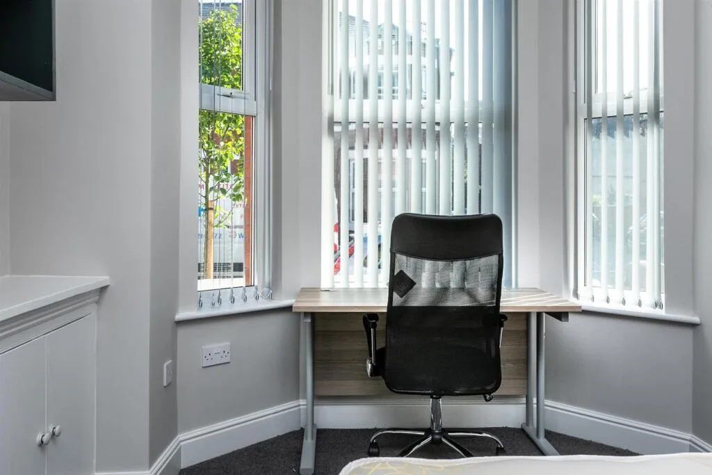 5 bedroom end of terrace house for rent