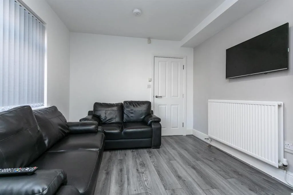 5 bedroom end of terrace house for rent