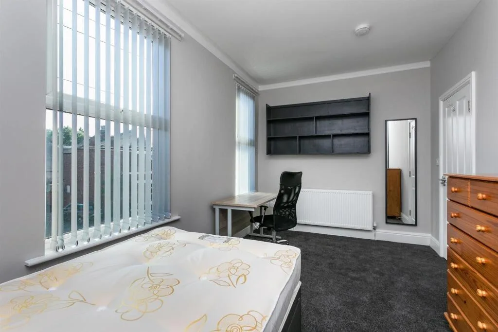 5 bedroom end of terrace house for rent