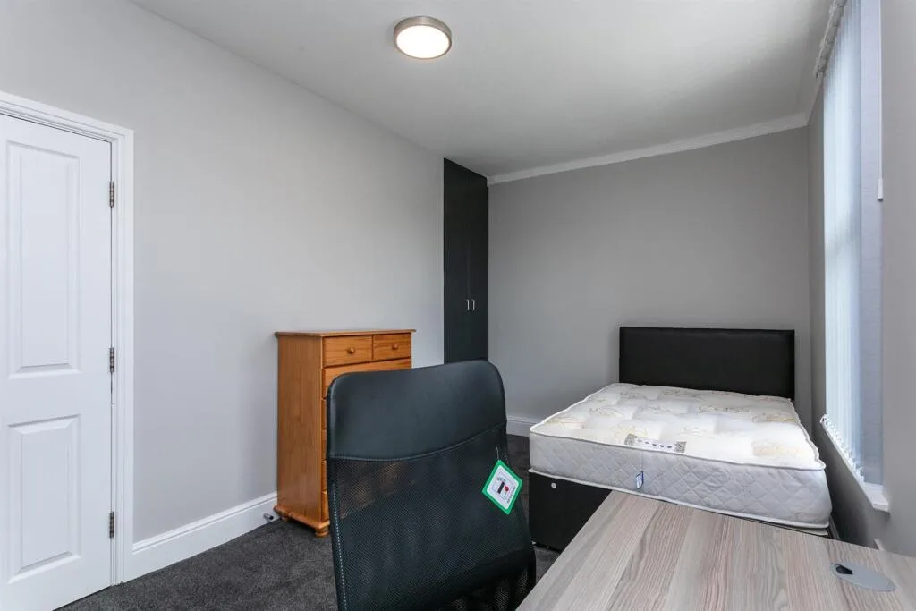 5 bedroom end of terrace house for rent
