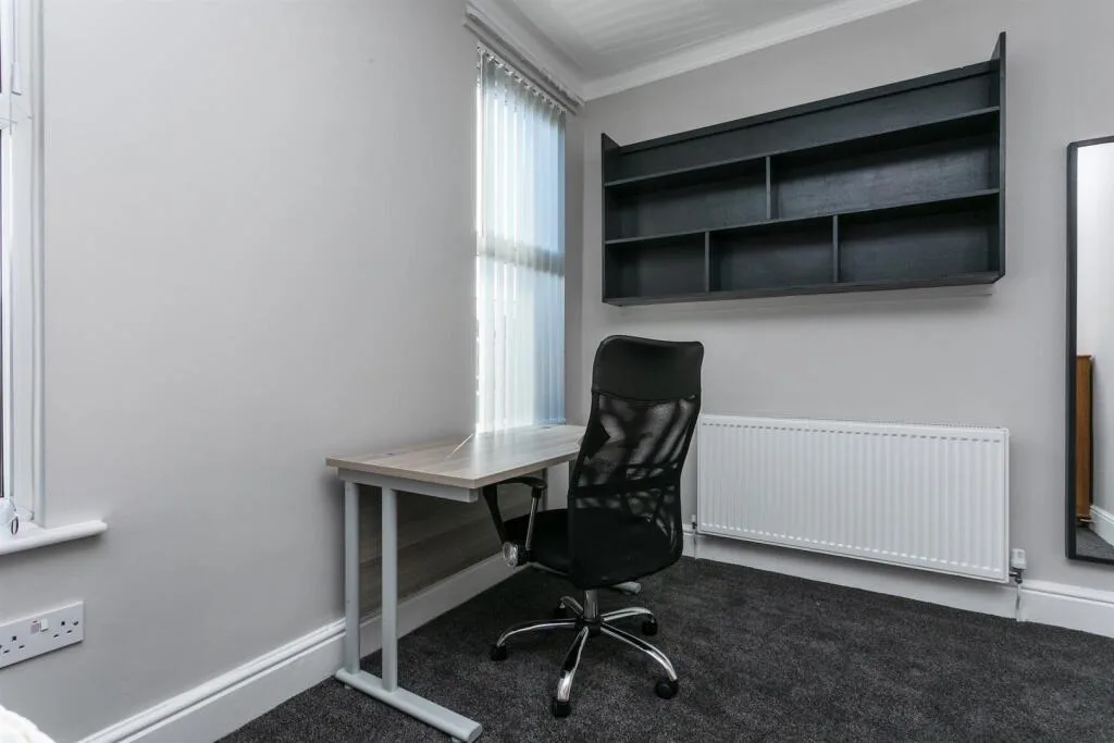 5 bedroom end of terrace house for rent