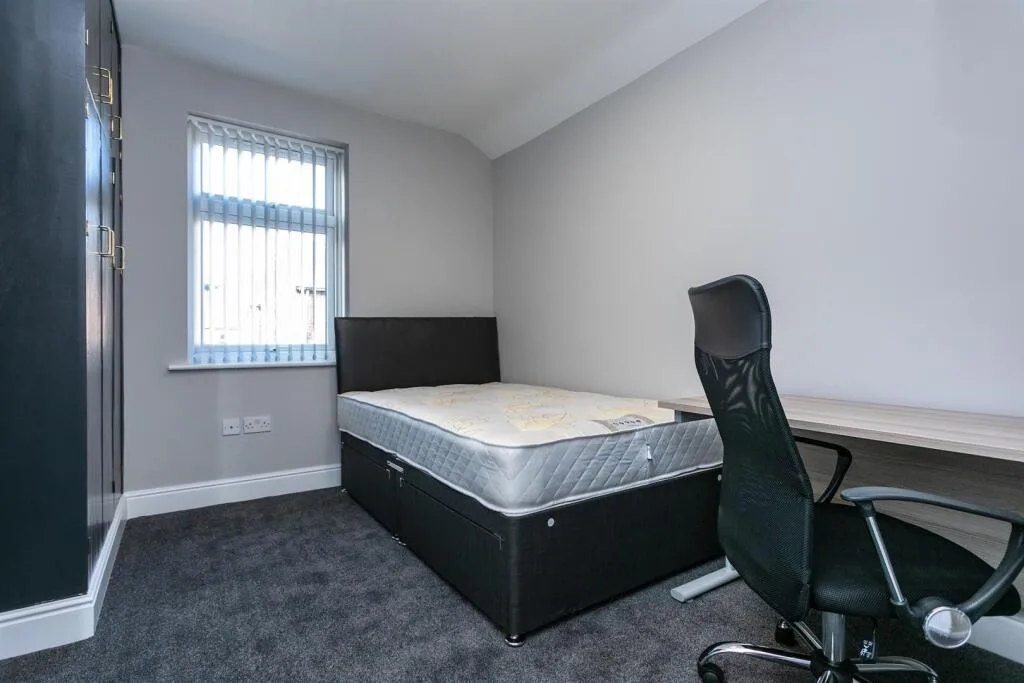 5 bedroom end of terrace house for rent