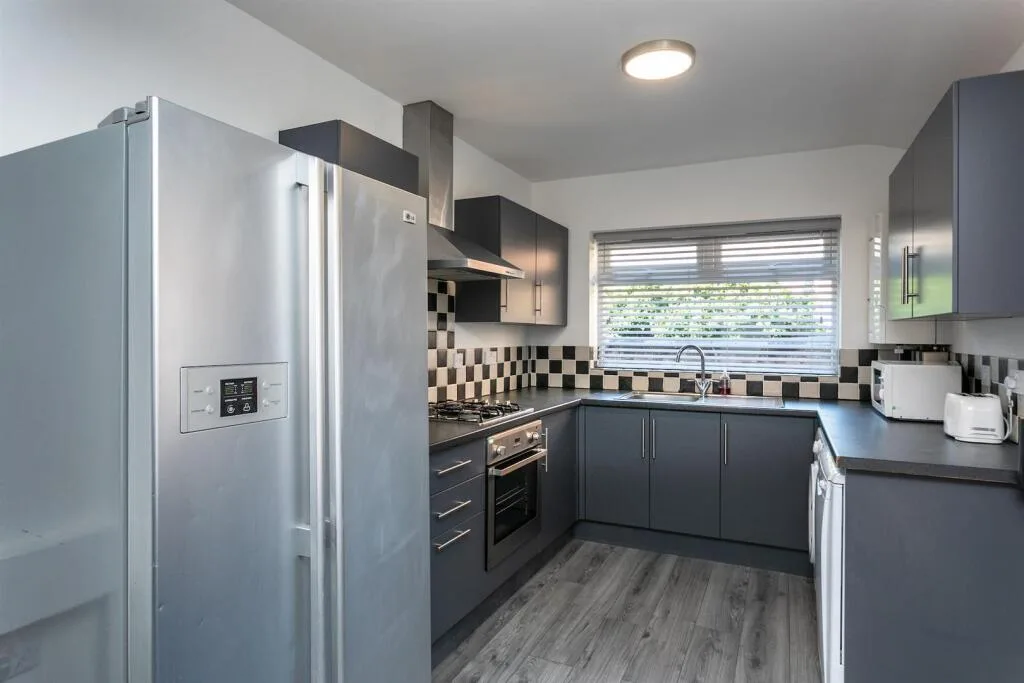 5 bedroom end of terrace house for rent