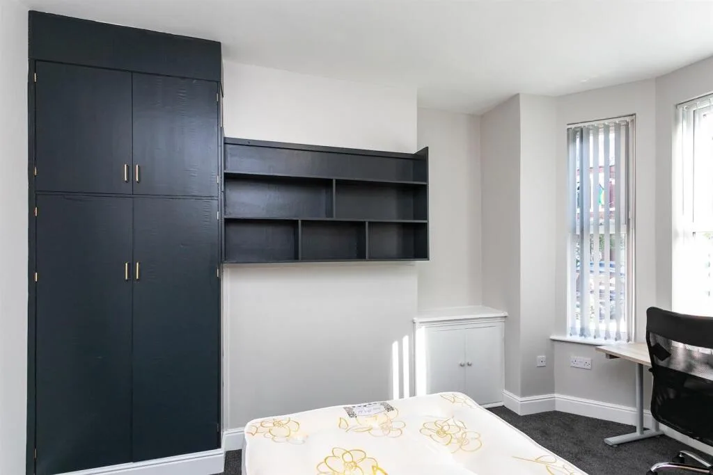 5 bedroom end of terrace house for rent