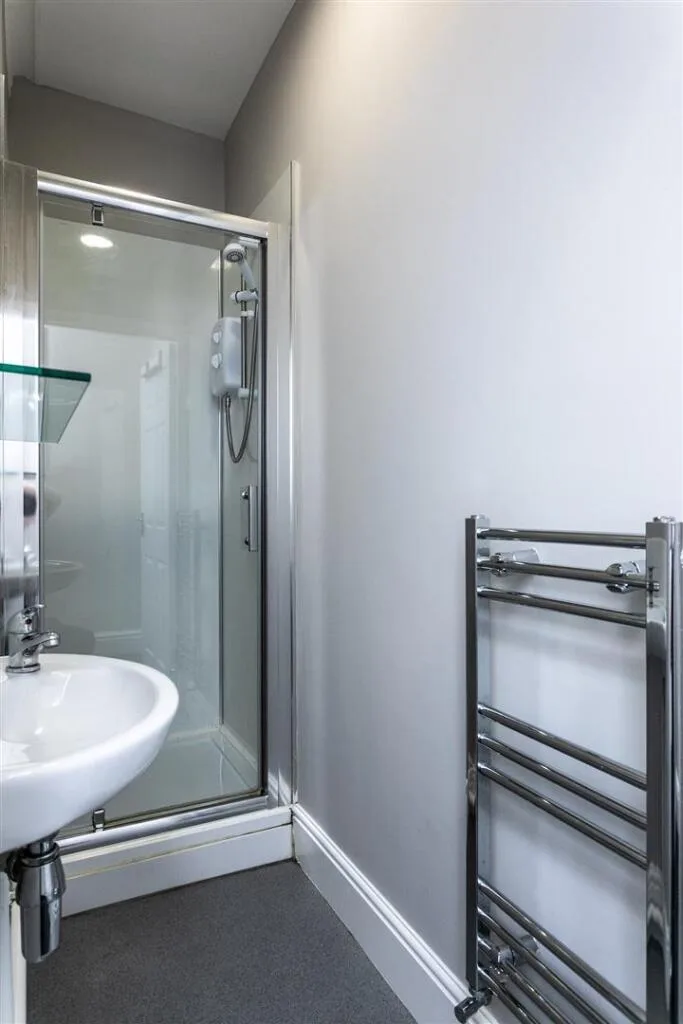 5 bedroom end of terrace house for rent