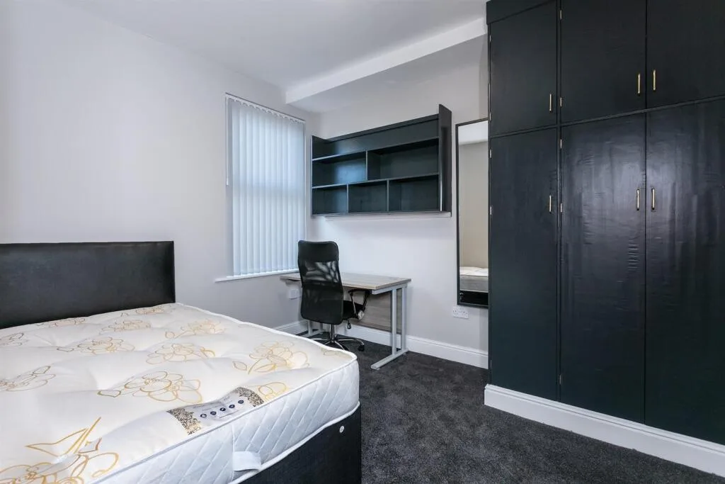 5 bedroom end of terrace house for rent