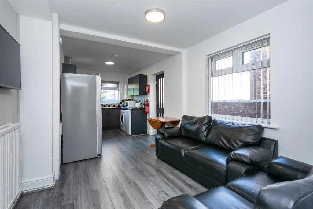 5 bedroom end of terrace house for rent