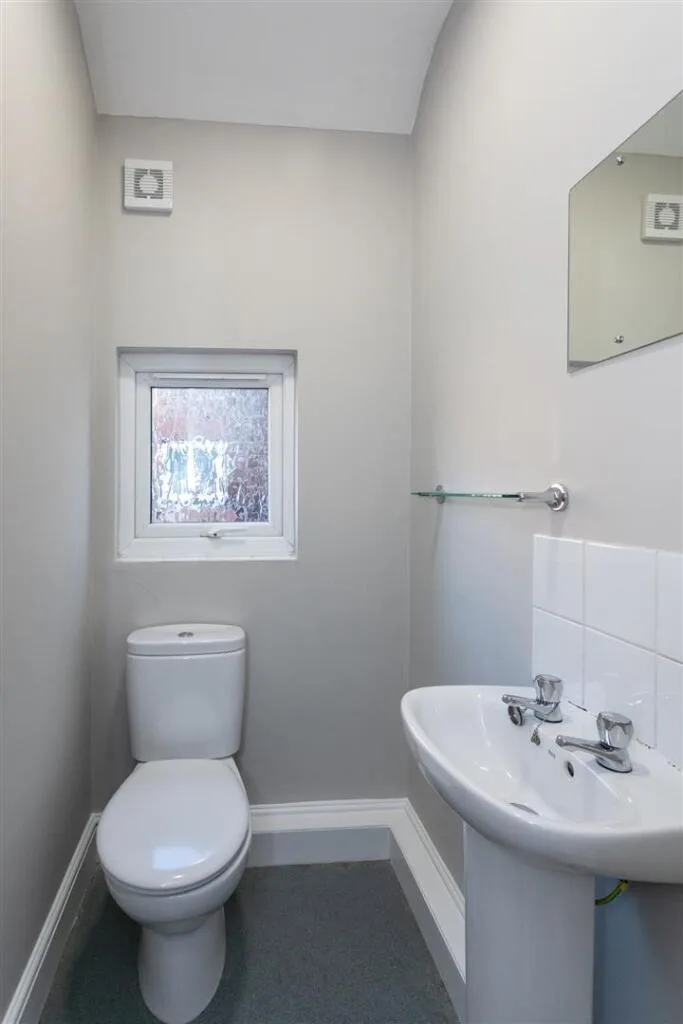 5 bedroom end of terrace house for rent
