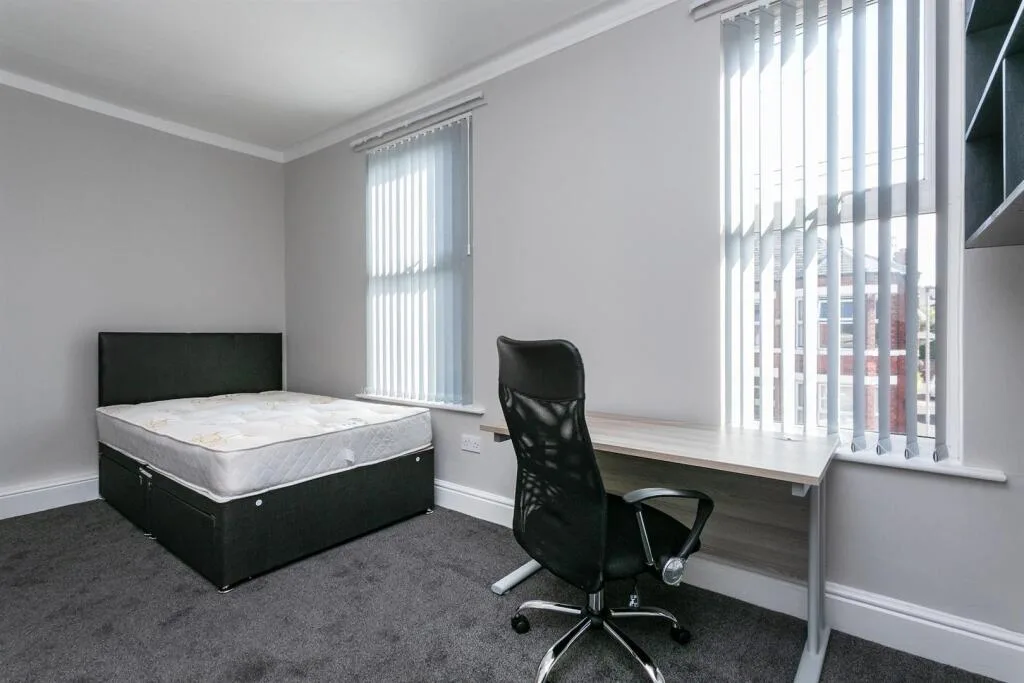 5 bedroom end of terrace house for rent