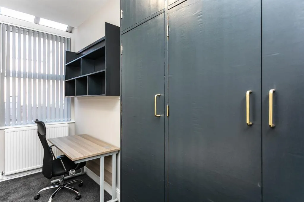 5 bedroom end of terrace house for rent